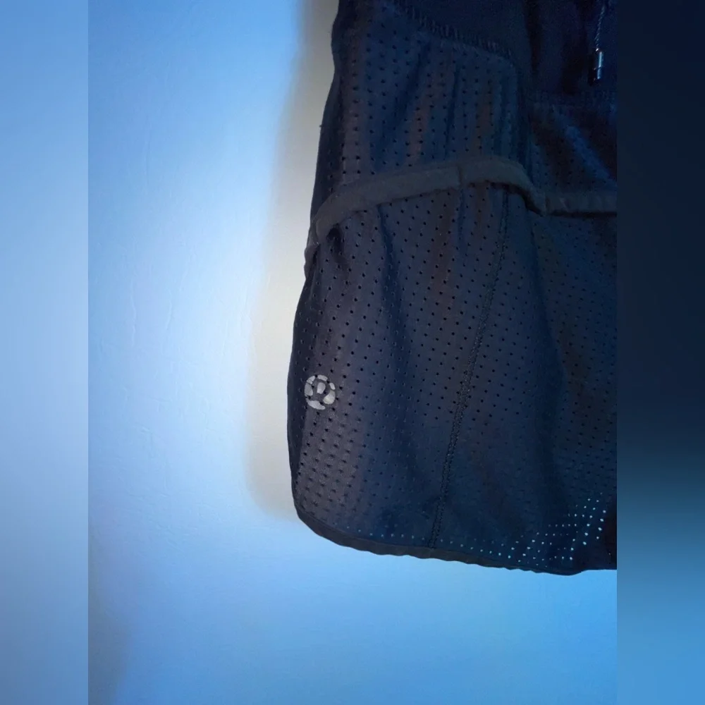 Lululemon Mesh Luxtreme 4-Way 2.5" Run Speed Shorts - Picture 7 of 10